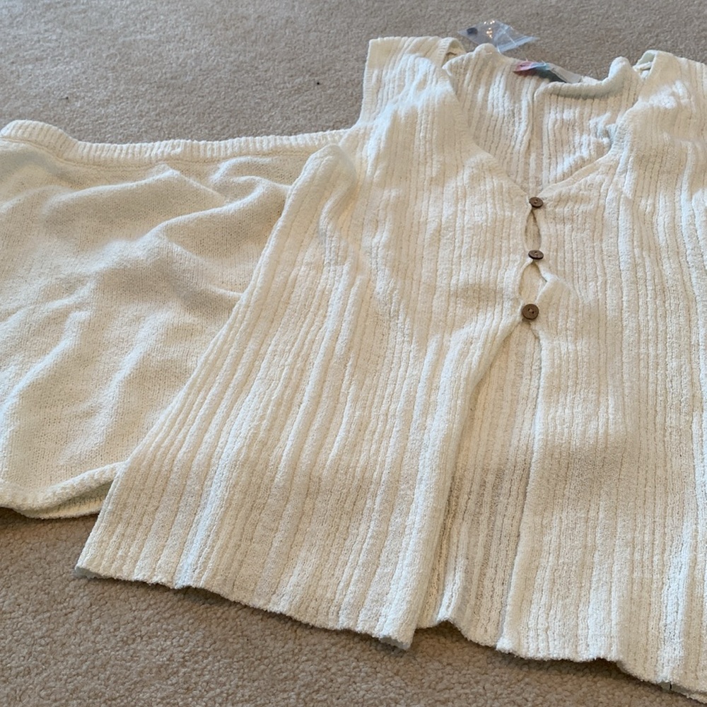 Cream Knit Two-Piece Skirt Set - Sleeveless V-Neck Top & Mini Skirt - Picture 3 of 4